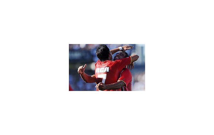 Desahogo. Gabriel Mercado se abraza con Enzo Pérez. Estudiantes ganó y curó las heridas de la goleada entresemana contra Cruzeiro.