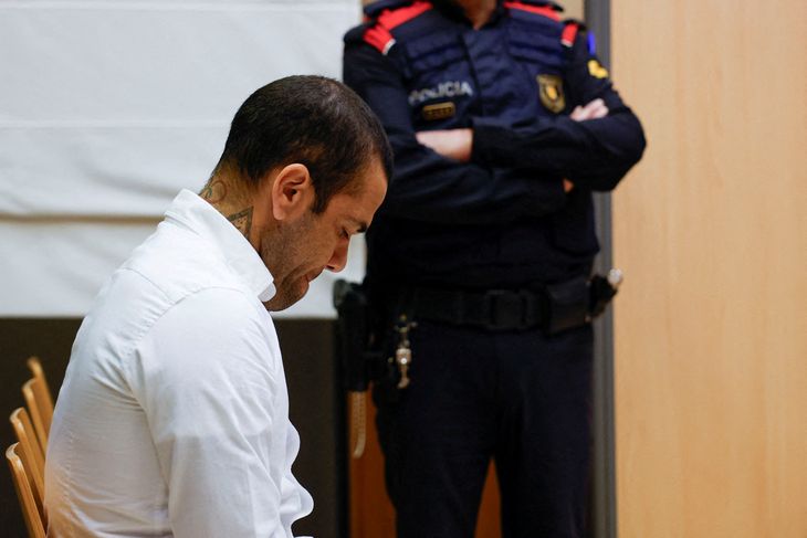 They set bail for Dani Alves so he can get out of prison. They set bail for Dani Alves so he can get out of prison.