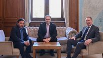 Los libertarios negocian mano a mano con los mandatarios afines.