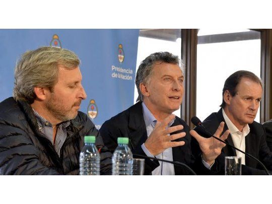El primer mandatario fue recibido por el gobernador local, Gustavo Bordet, junto a quien brindó una conferencia de prensa.