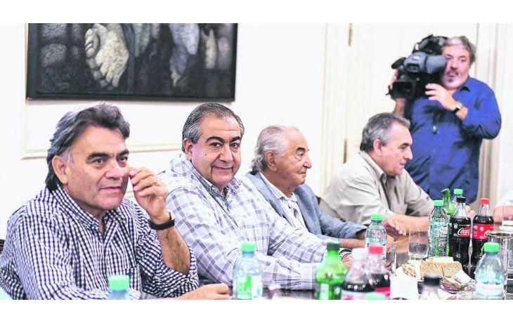 ámbito.com | Mesa chica. El metalúrgico Francisco Gutiérrez, el triunviro Héctor Daer (Sanidad), el mercantil Armando Cavalieri y el portuario Juan Carlos Schmid (también integrante del trío de conducción) ayer por la tarde en UPCN.