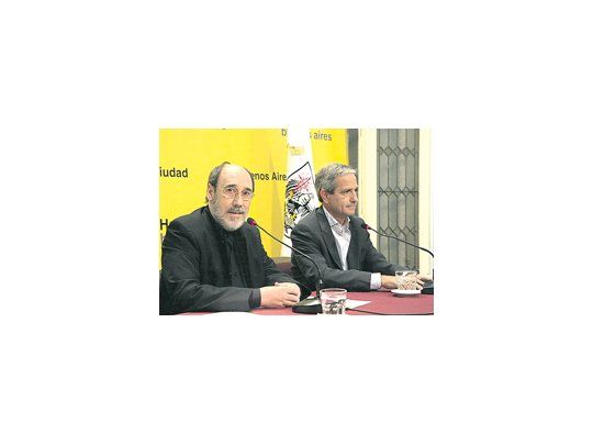 Pedro Pablo García Caffi, director del teatro Colón, y el Secretario de Recursos Humanos, Andrés Ibarra, durante la reunión de prensa en la que se anunció el acuerdo con el gremio Sutecba.
