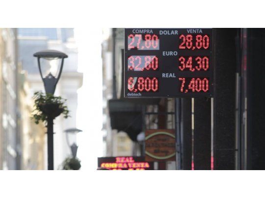 El dólar extendió caída tras medidas del Gobierno: se hundió 41 centavos a $ 28,67