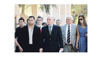 Fernando de la Rúa  ayer al ingresar a Tribunales, junto a  sus abogados Valeria Corbacho y Jorge Kirzsembaun. Leyeron la sentencia en el caso en que se lo juzgó junto a exfuncionarios  en la que  fueron todos absueltos.