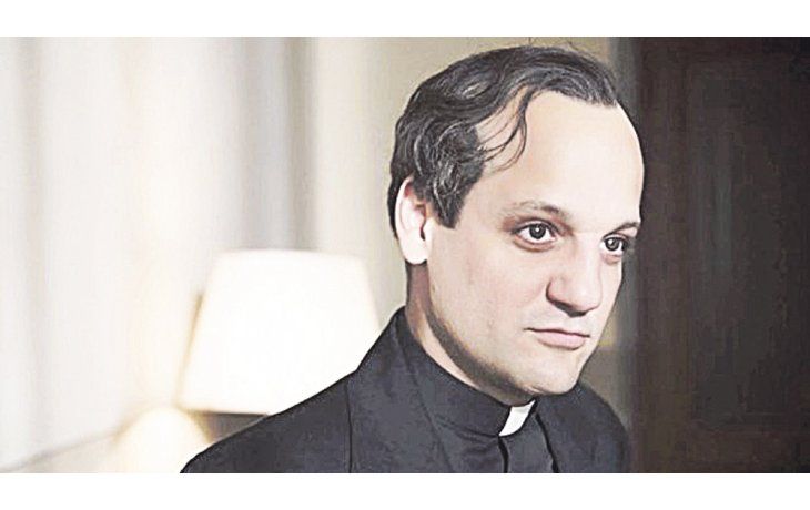ámbito.com | De la Serna. El actor argentino interpreta al joven Jorge Bergoglio en la miniserie “Llámame Francisco”, que estará disponible en Netflix desde el 16 de diciembre.