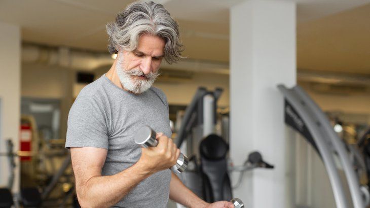 Los ejercicios de fuerza pueden contribuir enormemente a ganar autonomía, densidad ósea y masa muscular.