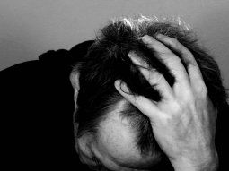 La desesperación es el agobio de dejar de esperar una salida a la angustia. La desesperación es el agobio de dejar de esperar una salida a la angustia.