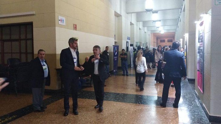 Dos horas antes del inicio pasó por allí el Jefe de Gabinete,&nbsp;Marcos Peña, quien estuvo un par de minutos conversando con los invitados para luego perderse en la zona exclusiva de la mesa chica de los candidatos.