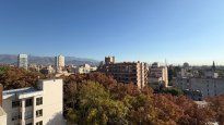 Vista hacia el Parque San Martín con las montañas de fondo en la capital mendocina