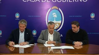 El gobernador Alfredo Cornejo rubricó la adhesión de la provincia junto a funcionarios nacionales.