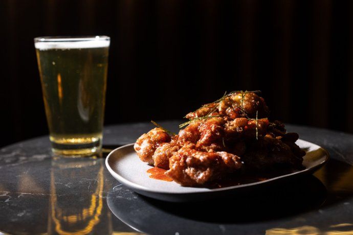 Ofrecen una carta de cócteles que acompañan los platos a la perfección. Ofrecen una carta de cócteles que acompañan los platos a la perfección.