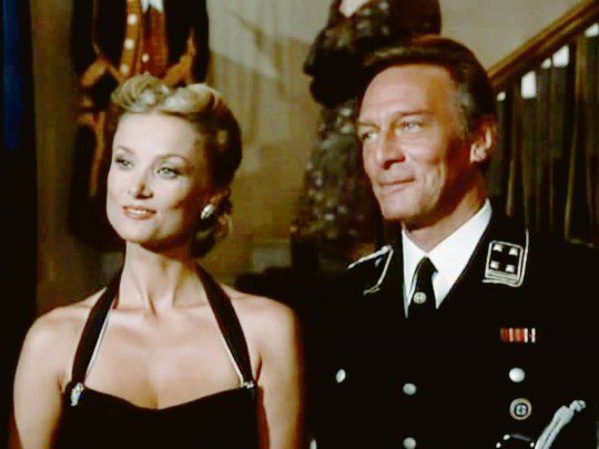 escarlata y negro. Barbara Bouchet y Christopher Plummer.