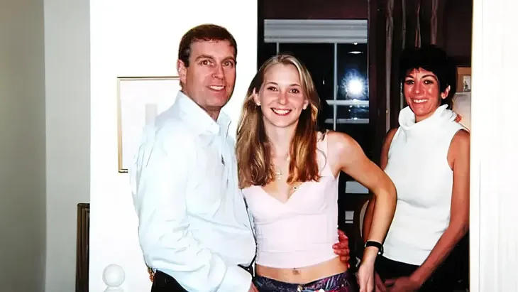 El príncipe Andrés y Virginia Giuffre en 2001. Fotografía del Departamento de Justicia de Estados Unidos. El príncipe Andrés y Virginia Giuffre en 2001. Fotografía del Departamento de Justicia de Estados Unidos.