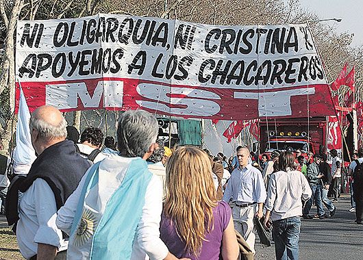En el acto del campo, ayer, a diferencia de otras manifestaciones del sector, se desplegaron carteles alusivos a la convocatoria y también partidarios.