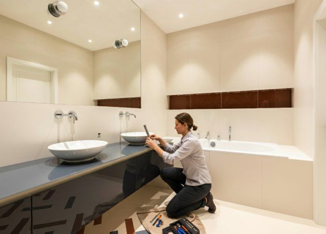 Trabajos finales en las doble bachas de un baño reluciente ahora Trabajos finales en las doble bachas de un baño reluciente ahora