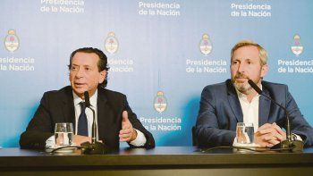 En campaña. Los ministros Dante Sica (Trabajo y Producción) y Rogelio Frigerio (Interior y Obras Públicas), en conferencia de prensa después la reunión de gabinete con Mauricio Macri ayer en Casa Rosada.