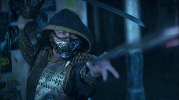 Mortal Kombat II se centra en un grupo de luchadores heterogéneos que deben defender la Tierra de las fuerzas malignas de Outworld.