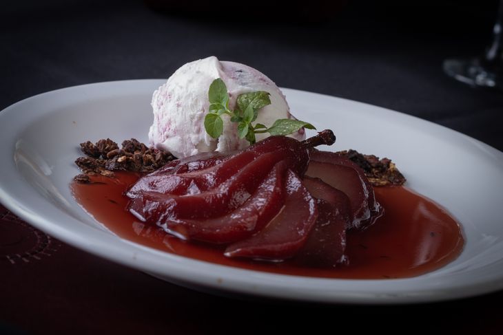 La Tarantela: Caramelized and ice cream apples that sings to the past. La Tarantela: Caramelized and ice cream apples that sings to the past.
