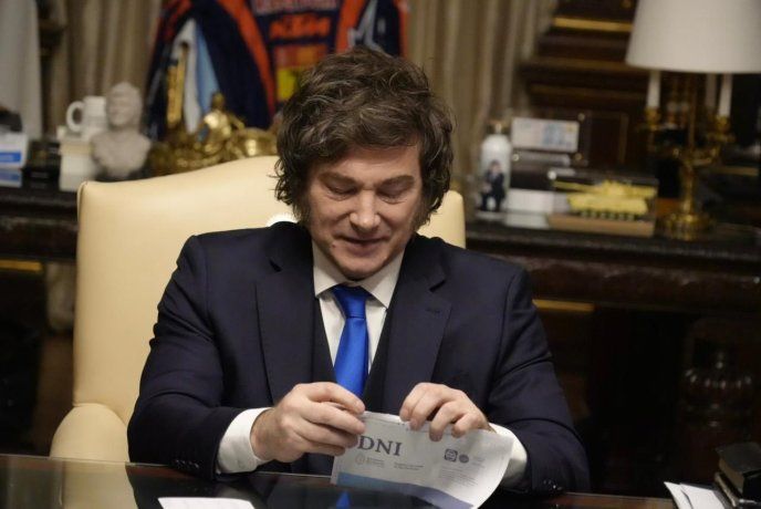 Milei encabez&oacute; fue el encargado de presentar los primeros ejemplares del nuevo DNI electr&oacute;nico.