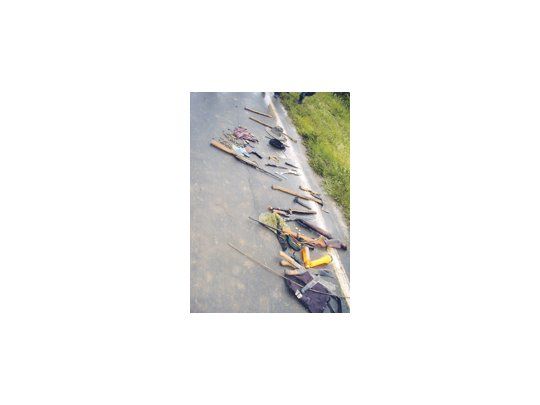 Armas que la Policía secuestró a los indígenas que resisten el desalojo de tierras que dicen les pertenecen.