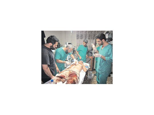 Una imagen difundida por los rebeldes sirios muestra a médicos tratando a un miliciano herido en la ciudad de Qusayr, a 15 kilómetros de Homs. El régimen recuperó posiciones en Damasco, pero cedió en otras ciudades periféricas.