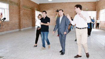 POSTURA. Sergio Casas retomó ayer la actividad oficial, participó de la inauguración de una escuela y confirmó que no pretende ir por la reelección indefinida, sino por un segundo mandato solamente.