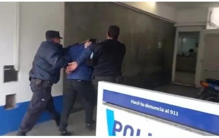 Un hombre tenía frío y golpeó al colectivero porque no cerró la puerta