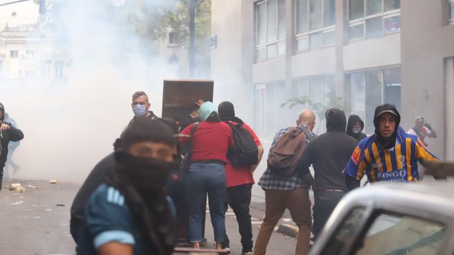 Por lo incidentes hubo al menos 20 heridos, 124 detenidos y destrozos en la marcha de jubilados e hinchas﻿.