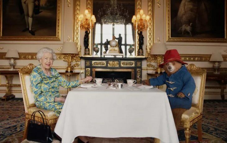 El oso Paddington se despide de la reina Isabel II: El día que actuaron juntos