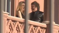 Javier Milei y Fátima Florez en el balcón de la Casa Rosada.&nbsp;