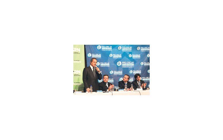 Daniel Scioli cruzó ayer a Viedma, Río Negro, junto a Miguel Pichetto, preparativo para la carrera que lanzará luego de las elecciones de octubre. En la foto,  Alberto Weretilneck y Diego Bossio.