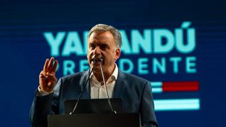 El candidato del Frente Amplio, Yamandú Orsi, pidió cuidar la democracia.&nbsp;