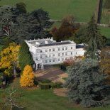 La propiedad tiene 30 habitaciones y 40 hectáreas, dentro de los terrenos del Castillo de Windsor, al oeste de la capital británica. La propiedad tiene 30 habitaciones y 40 hectáreas, dentro de los terrenos del Castillo de Windsor, al oeste de la capital británica.
