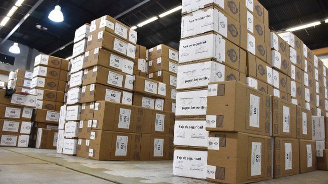 El operativo incluyó el traslado de urnas y máquinas de votación bajo estricta custodia, en medio de intensas lluvias, hacia los 1.125 establecimientos habilitados en la Ciudad.
