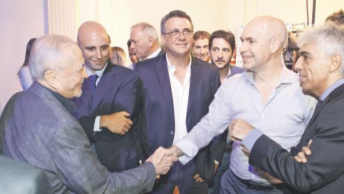 Mármol presenció el saludo entre el jefe de Gobierno de la Ciudad, Horacio Rodríguez Larreta, y el director de Ámbito Financiero, Orlando Vignatti.