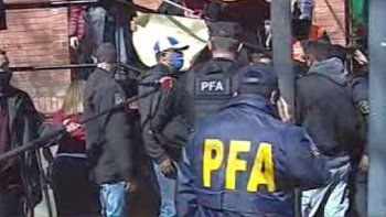 Al menos dos&nbsp;supuestos ex oficiales de la Policía Federal intentaron encadenarse a una reja de la Quinta de Olivos.