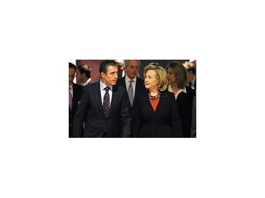 El secretario general, Anders Fogh Rasmussen y la secretaria de estado de EEUU, Hillary Clinton