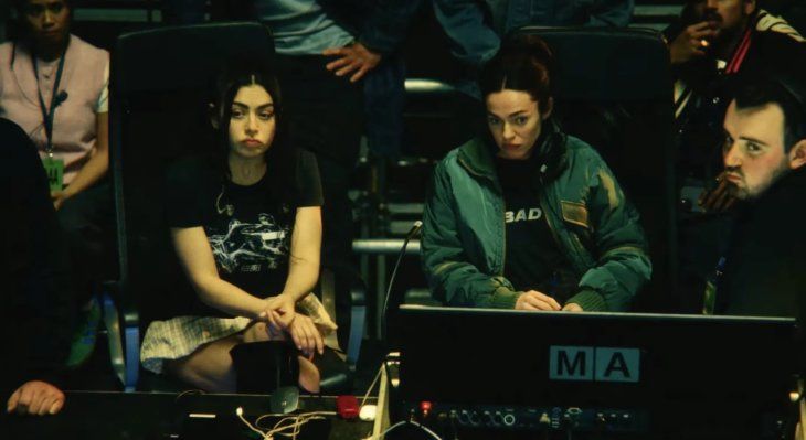 Tras un masivo éxito, Charli XCX se enfrenta a la exposición y exigencia que conlleva destacar en la industria musical. Tras un masivo éxito, Charli XCX se enfrenta a la exposición y exigencia que conlleva destacar en la industria musical.