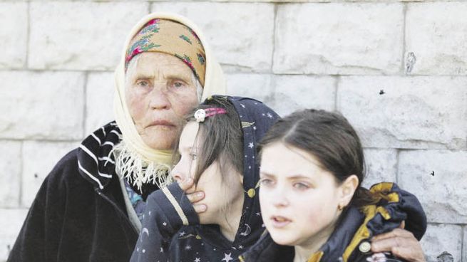 DESESPERACIÓN. Un grupo de mujeres de Jarkov, la segunda ciudad en importancia del país, reaccionan antes de ser evacuadas de la ciudad.
