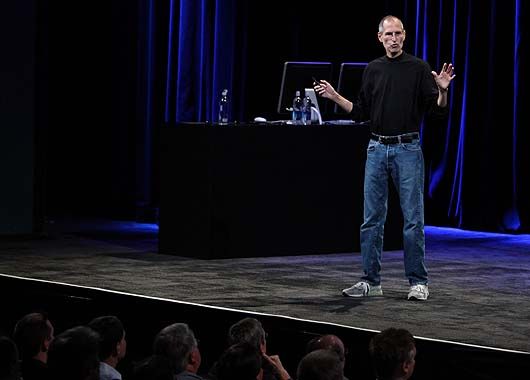 Después de casi un año, reapareció Steve Jobs (foto 3)