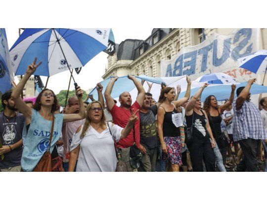 Docentes aseguran que creció adhesión al paro y advierten que conflicto está lejos de solucionarse