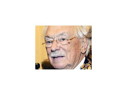 Serguei Mijalkov (padre de los cineastas Nikita Mijalkov y Andrei Konchalovski), primero escribió el himno soviético por encargo de Stalin y luego lo «adaptó» a la Rusia de Putin.
