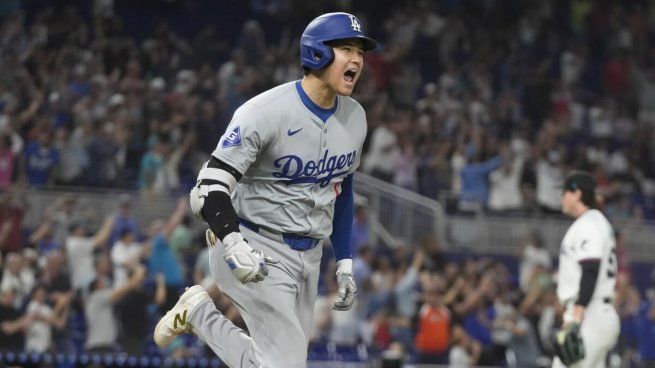 Shohei Ohtani hizo historia al convertirse en el primer jugador en la MLB en batear 50 jonrones y robarse 50 bases en una misma temporada.
