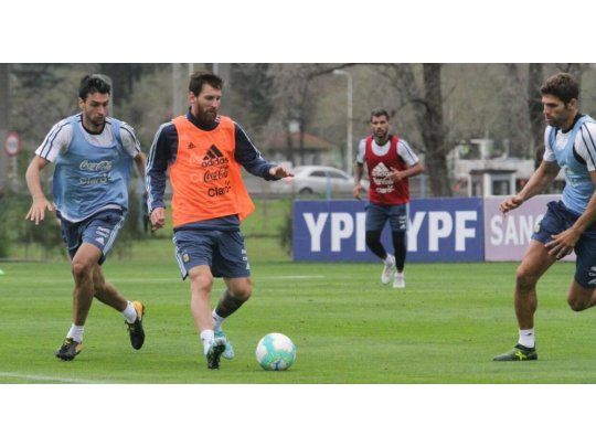 Messi toca, Pastore lo marca.