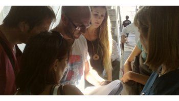 ámbito.com | Familiares buscando a sus seres queridos, una imagen repetida en los hospitales porteños. (Foto: @ambitocom)