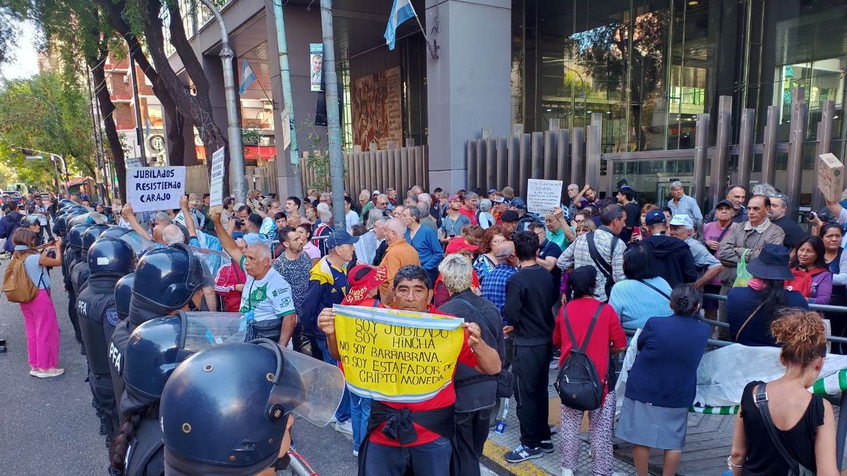Tensión en la marcha de jubilados frente al Congreso: hubo un periodista herido