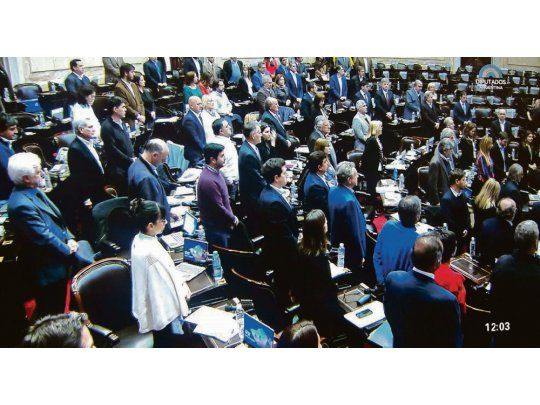 homenaje. En la Cámara de Diputados nacional ayer desplegaron un minuto de silencio por las dos víctimas en la Escuela de Moreno.