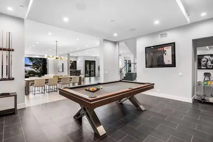 Ambiente principal y área de esparcimiento de la residencia en Los Ángeles, con diseño contemporáneo, amplios paños vidriados y una circulación interna fluida que integra los espacios Ambiente principal y área de esparcimiento de la residencia en Los Ángeles, con diseño contemporáneo, amplios paños vidriados y una circulación interna fluida que integra los espacios