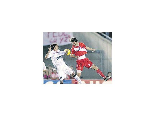 Pavlovich y Cellay luchan por la pelota. Estudiantes no jugó mejor que Argentinos Juniors, pero sacó a relucir su oficio copero.