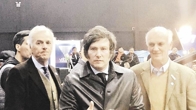 Visitas. Javier Milei junto a Alfonso Bustillo en La Rural por el centenario de la Asociación de Aberdeen Angus. Alberto Iribarne recibió a Pepe Mujica en la Embajada Argentina en Montevideo por el 25 de Mayo.